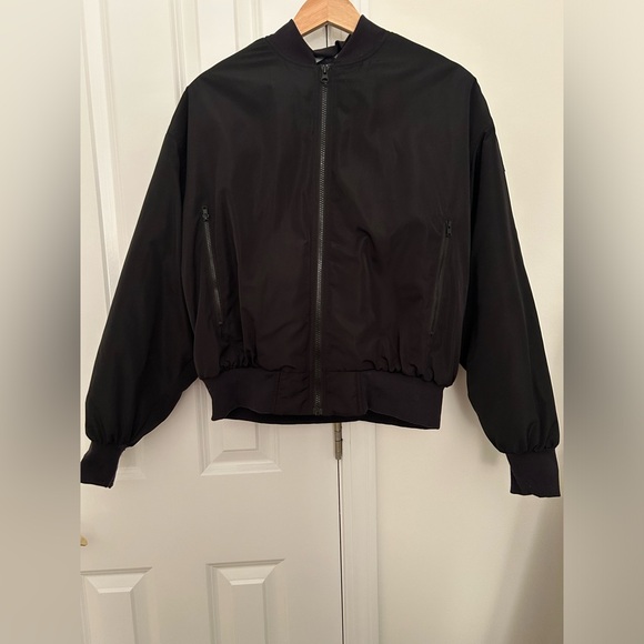 Alo Yoga Urbanite Bomber Jacket w/ Faux Fur Lining - Size Small in Black - Picture 1 of 11